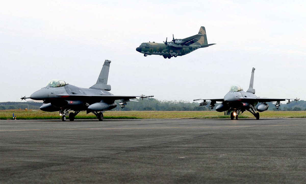 Vận tải cơ C-130 của phòng vệ Đài Loan bay ngang qua khu vực nhóm tiêm kích F-16V chờ xuất kích tại căn cứ Gia Nghĩa ngày 5/1. Ảnh: Reuters.