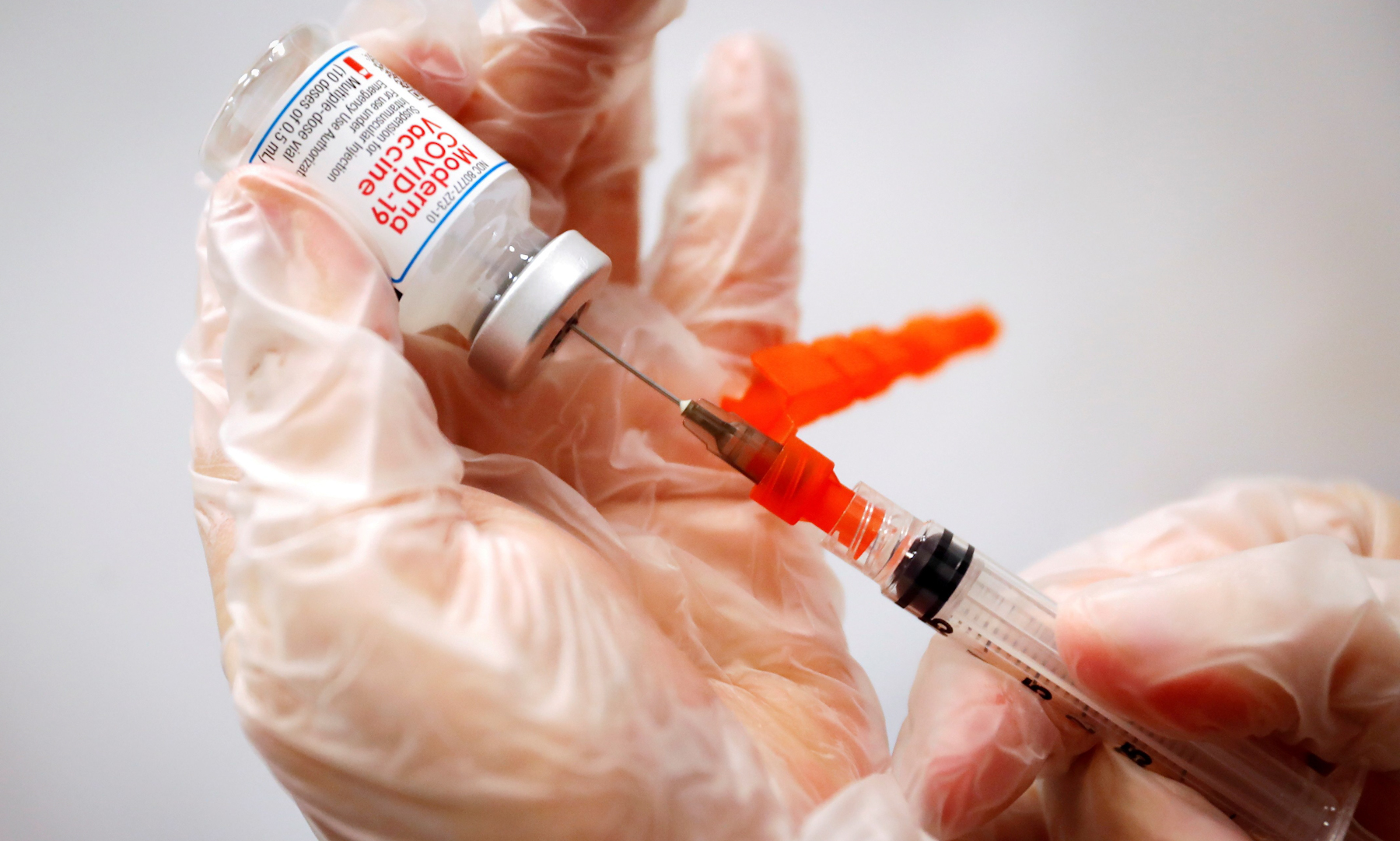 Nhân viên y tế chuẩn bị mũi tiêm vaccine Covid-19 tại thành phố New York, Mỹ hồi tháng 1/2021. Ảnh: Reuters.