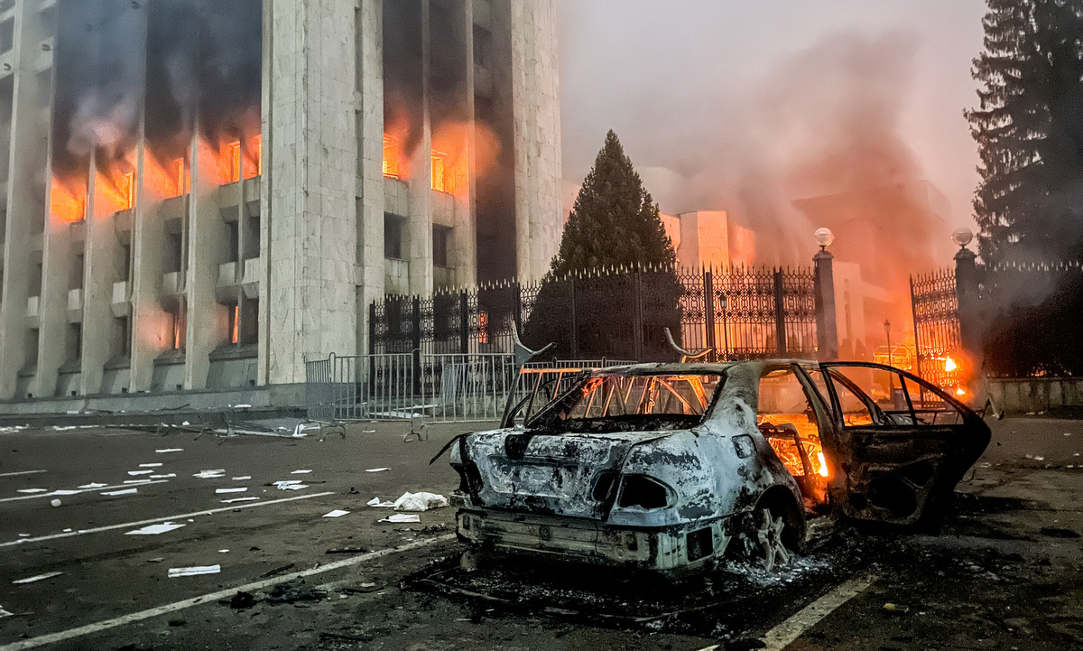 Tòa nhà chính phủ bị đốt phá tại thành phố Almaty của Kazakhstan hôm 5/1. Ảnh: Reuters.