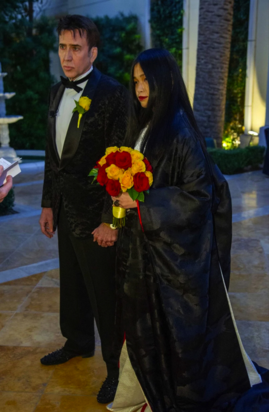 Nicolas Cage (trái) và vợ Riko Shibata trong đám cưới hồi tháng 2/2021 ở Las Vegas, Mỹ. Ảnh: People