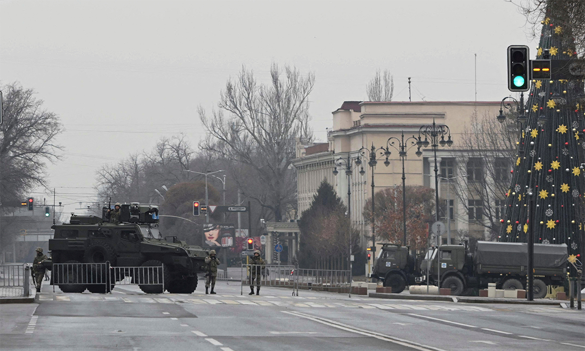 Binh sĩ Kazakhstan đứng gác tại một chốt kiểm soát trên đường phố Almaty ngày 7/1. Ảnh: Reuters.