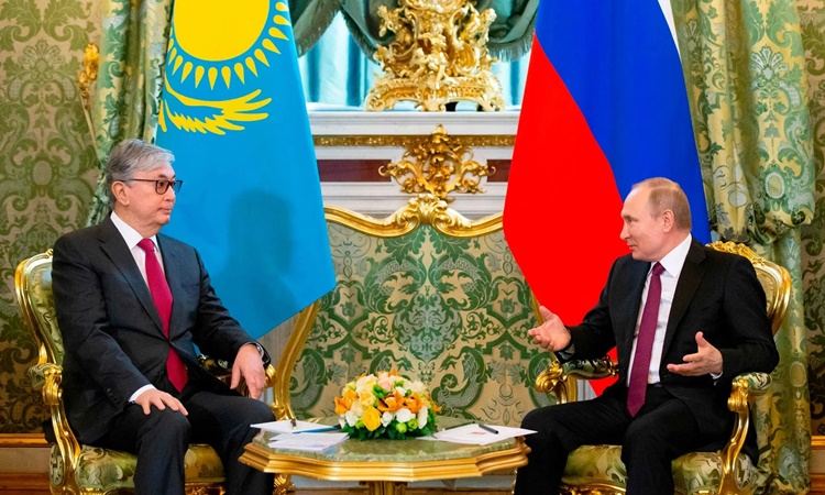 Tổng thống Nga Vladimir Putin (phải) gặp mặt người đồng cấp Kazakhstan Kassym-Jomart Tokayev hồi năm 2019 ở Moskva. Ảnh: NY Times.