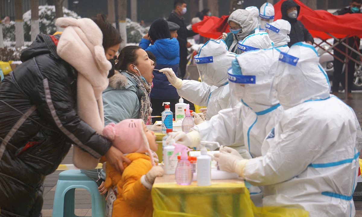 Nhân viên y tế Trung Quốc lấy mẫu xét nghiệm cho dân thành phố Trịnh Châu, tỉnh Hà Nam ngày 4/1. Ảnh: Reuters.