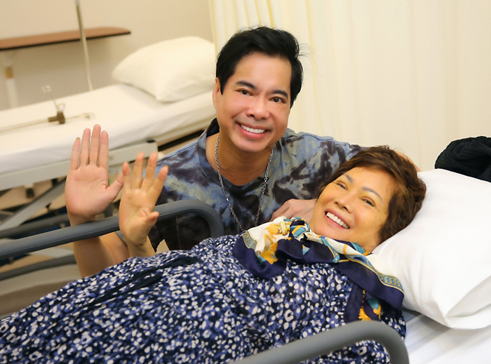 Ngọc Sơn túc trực ở bệnh viện chăm mẹ khi bà về nước trị bệnh tháng 6/2020. Ảnh: Tử Văn