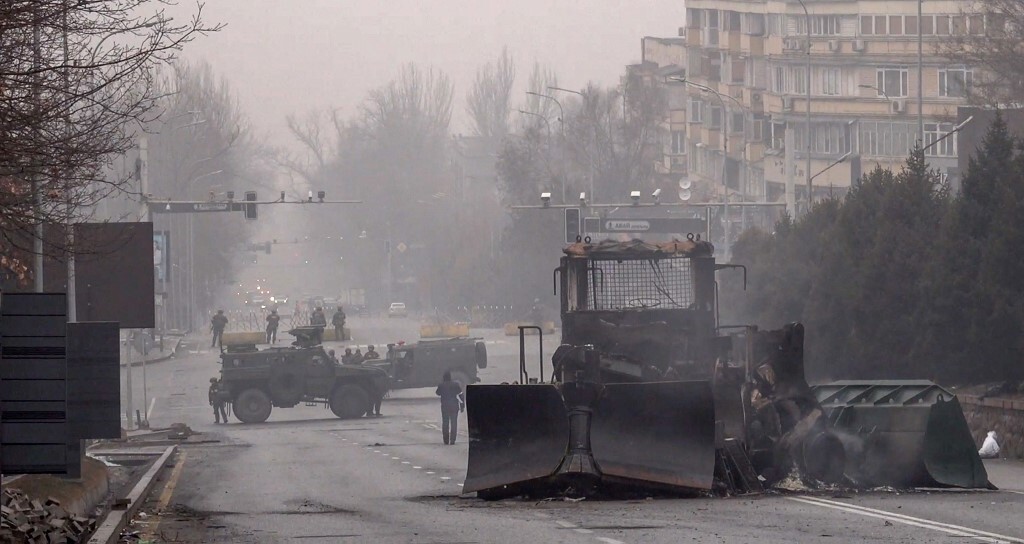 Quân nhân và xe quân sự chặn một con phố ở trung tâm thành phố Almaty, Kazakhstan hôm 7/1. Ảnh: AFP.