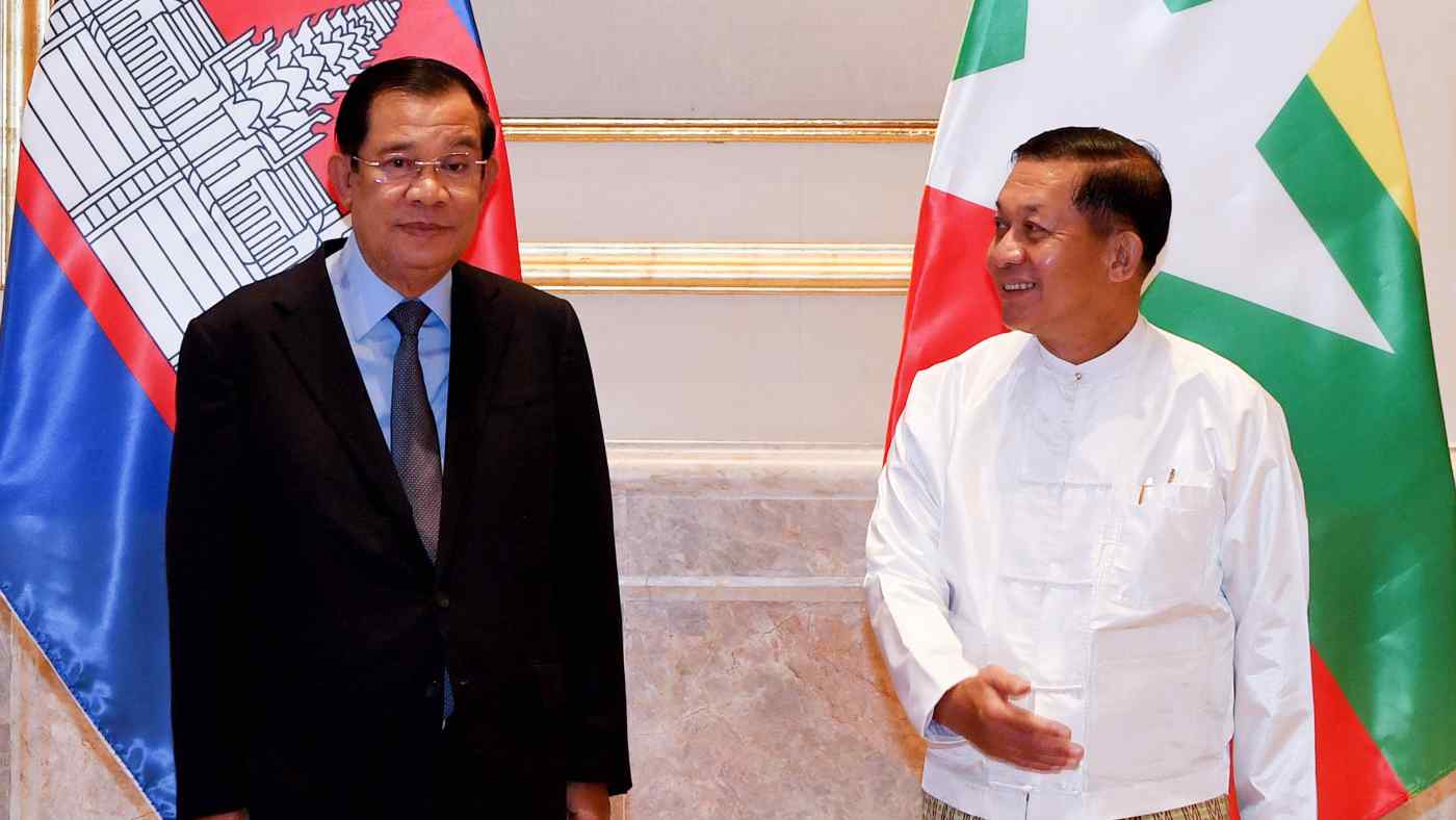 Thủ tướng Campuchia Hun Sen (trái) và Thống tướng Myanmar Min Aung Hlaing ở Naypyidaw hôm 7/1. Ảnh: AFP.