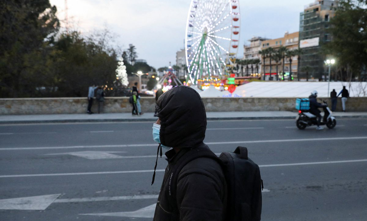 Một người đeo khẩu trang trên con phố ở Nicosia, CH Cyprus cuối tháng 12/2021. Ảnh: Reuters.