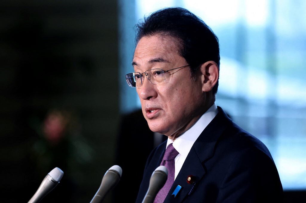 Thủ tướng Nhật Bản Fumio Kishida trả lời báo chí tại văn phòng thủ tướng ở Tokyo hôm nay. Ảnh: AFP.