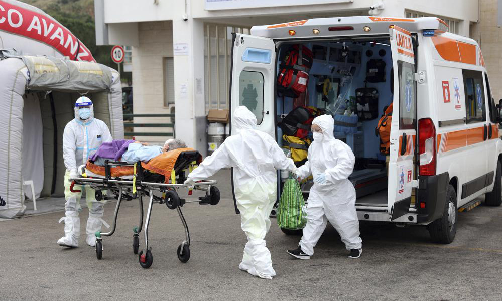 Xe cứu thương đưa một bệnh nhân Covid-19 nhập viện tại thành phố Palermo, Italy, hôm 7/1. Ảnh: AP.