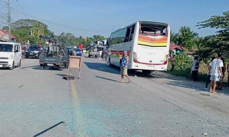 Hiện trường vụ nổ bom trên xe buýt hôm nay tại thị trấn Aleosan thuộc đảo Mindanao, Philippines. Ảnh: Philstar.