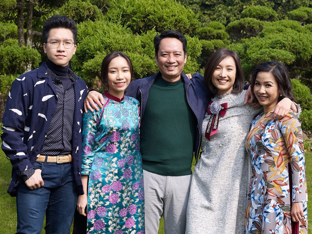 Vợ chồng ca sĩ Mỹ Linh bên các con Anh Duy (trái), Mỹ Anh (thứ hai từ trái sang), Anna (thứ hai từ phải sang). Ảnh: Fanpage Mỹ Linh
