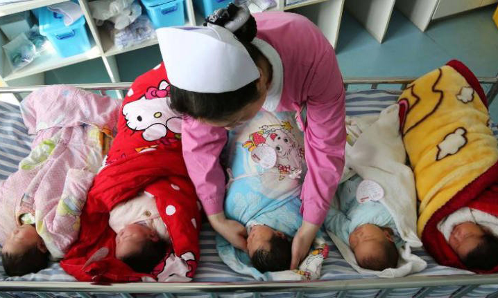 Trẻ sơ sinh trong một nhà hộ sinh Trung Quốc hồi năm 2018. Ảnh: AP.