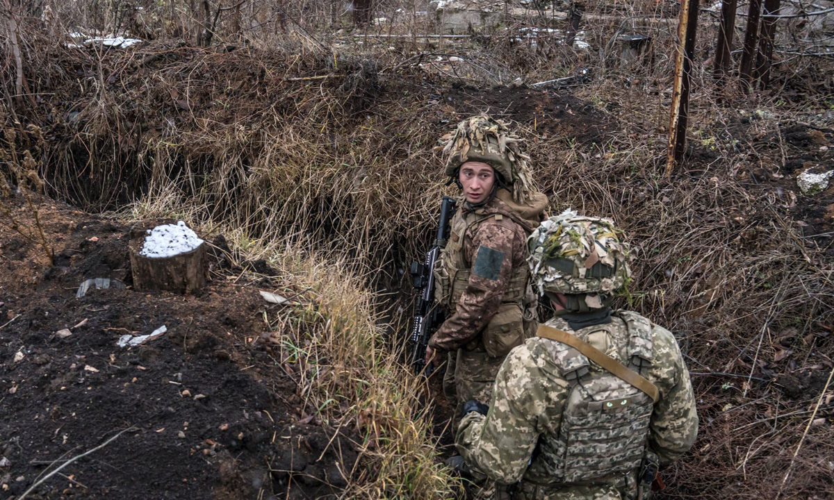 Lính Ukraine ở một chiến hào gần Avdiikva, Ukraine tháng trước. Ảnh: NY Times.