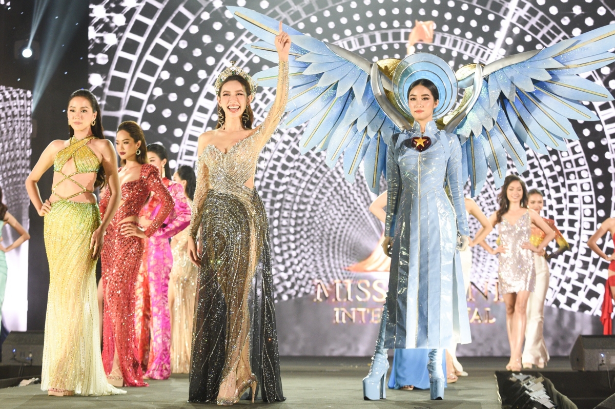 Thùy Tiên dẫn đầu dàn người mẫu ra chào kết. Tất cả trình diễn lại những bộ váy từng góp phần giúp cô gây ấn tượng tại cuộc thi.