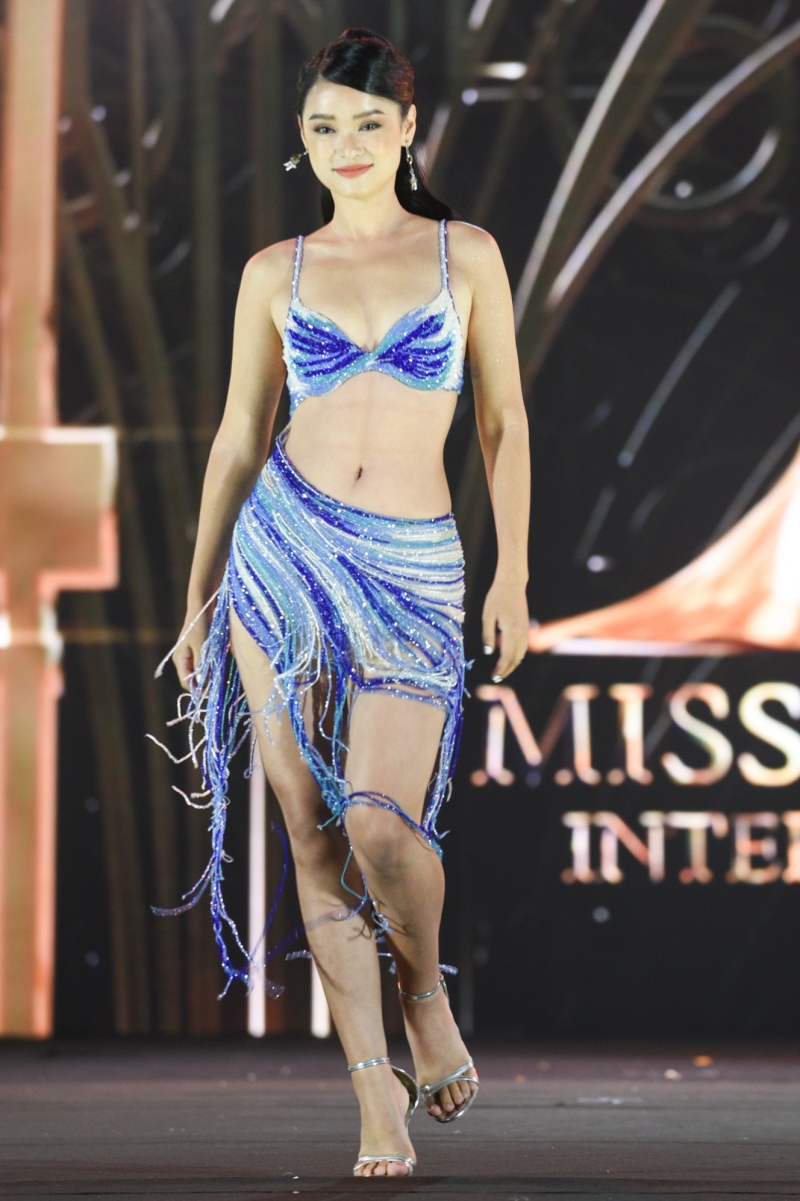 Thùy Tiên chọn mặc nhiều kiểu váy áo cắt xẻ khi thi Miss Grand International 2021.