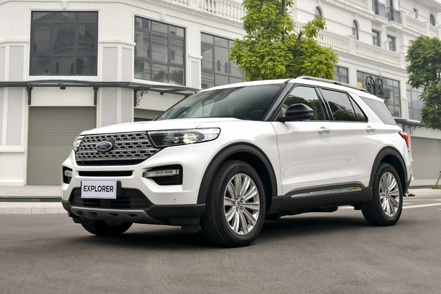 Khách Việt mất thêm 300 triệu đồng cho đại lý để mua Ford Explorer 2022 sớm dù không kịp có xe chơi Tết - Ảnh 1.