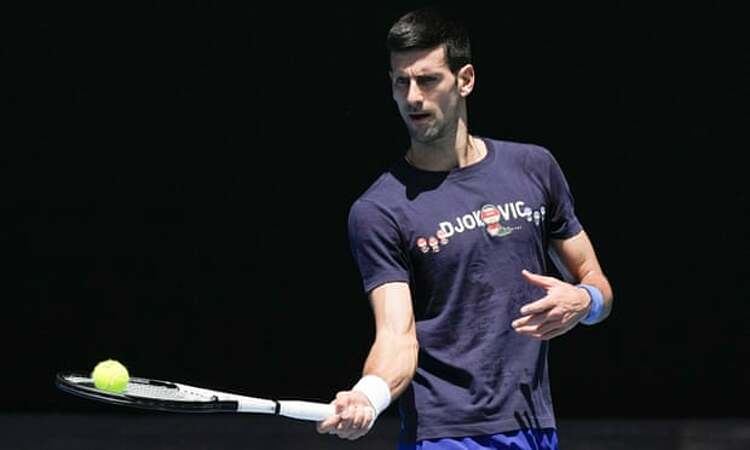 Djokovic tập luyện ở Australia hôm nay 12/1. Ảnh: AP