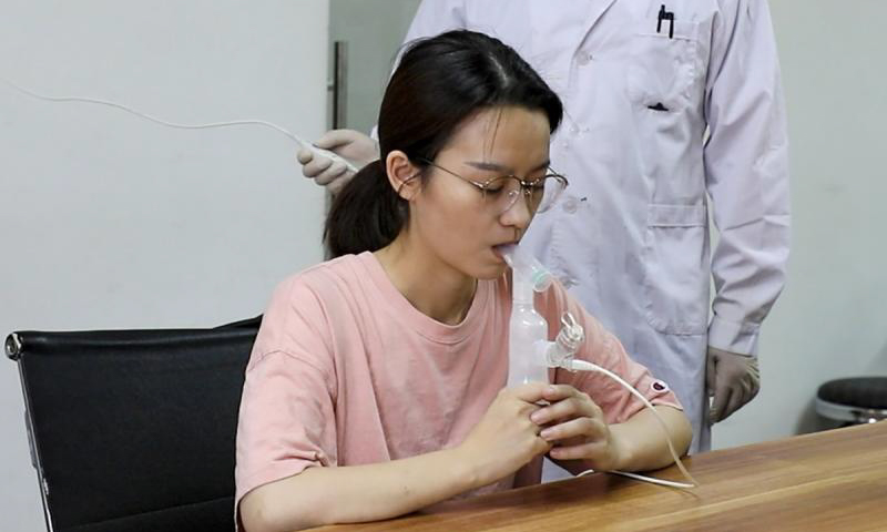 Tình nguyện viên thử nghiệm vaccine dạng hít của CanSino. Ảnh: CCTV.