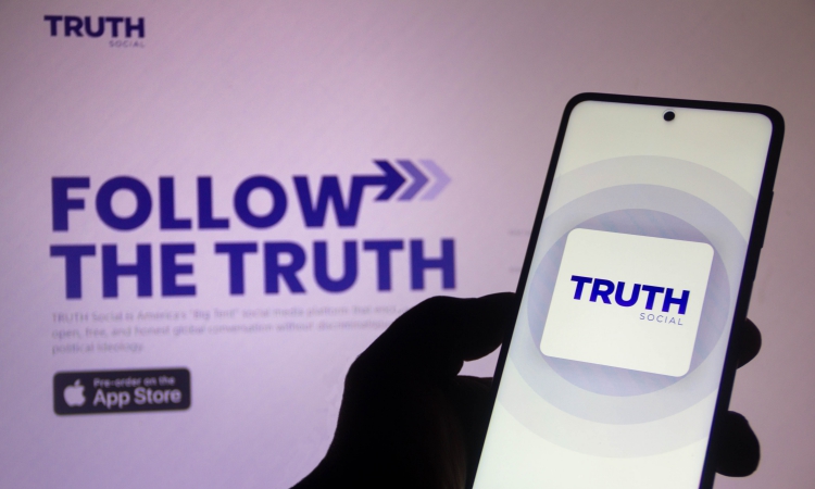 Logo mạng xã hội Truth Social hiển thị trên một màn hình điện thoại hồi tháng 10/2021. Ảnh: Reuters.