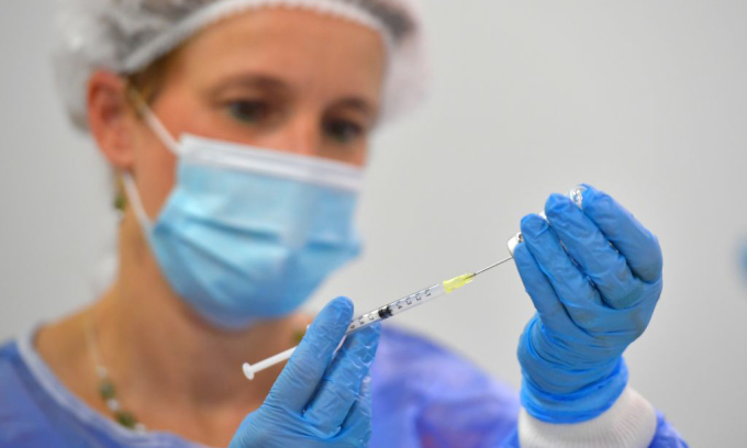 Nhân viên y tế chuẩn bị mũi tiêm vaccine Covid-19 tại Dresden, Đức, hồi tháng 7/2021. Ảnh: Reuters.