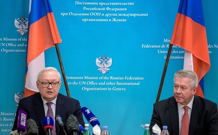 Thứ trưởng Ngoại giao Nga Sergei A. Ryabkov (trái) và đại sứ Nga tại Liên Hợp Quốc Gennady Gatilov trong một cuộc họp báo ở Geneva, Thụy Sĩ, ngày 10/1. Ảnh: AFP.