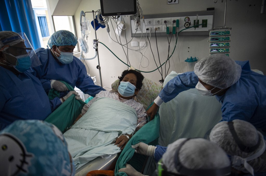 Chuyên gia y tế hỗ trợ bệnh nhân Covid-19 tại phòng chăm sóc tích cực một bệnh viện ở Lima, Peru hôm 12/1. Ảnh: AFP.