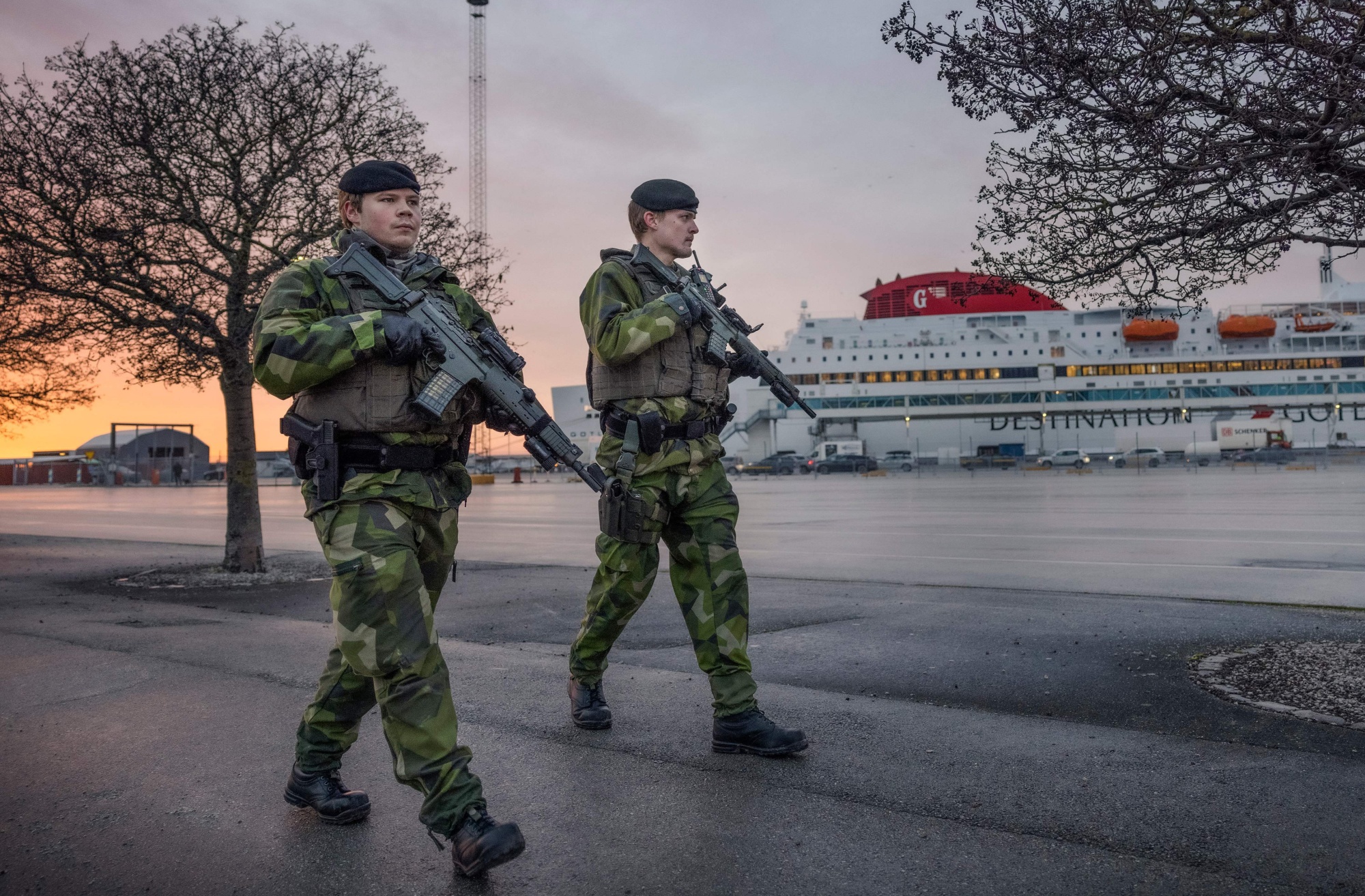 Các binh sĩ Thụy Điển từ trung đoàn của Gotland tuần tra tại cảng Visby hôm 13/1. Ảnh: AFP.