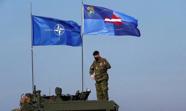 Các binh sĩ NATO tham gia cuộc tập trận Mũi tên Pha lê ở Adazi, Latvia, hồi tháng ba năm ngoái. Ảnh: Reuters.