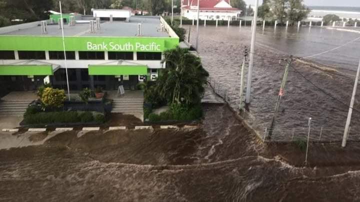 Sóng thần ập vào đảo chính Tongatapu của Tonga ngày 15/1. Ảnh: Twitter Josephine Latu-Sanft