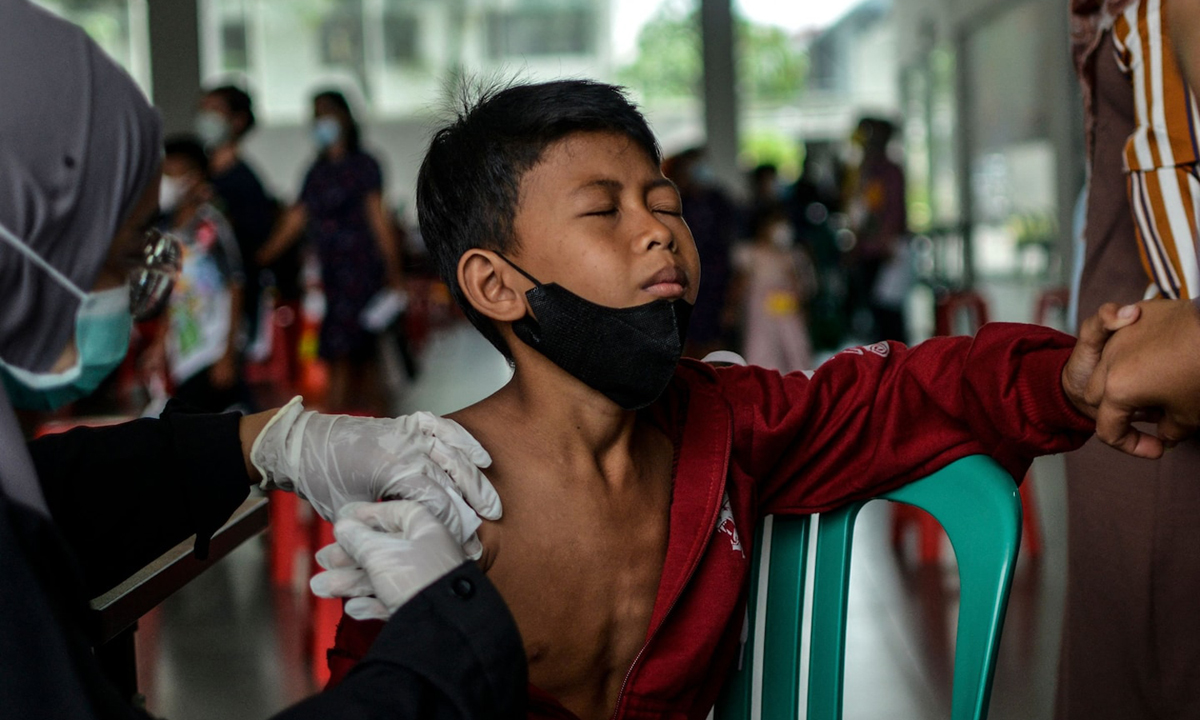 Một đứa trẻ được tiêm vaccine Sinovac tại Palembang, Nam Sumatra, Indonesia, hôm 9/1. Ảnh: AFP.