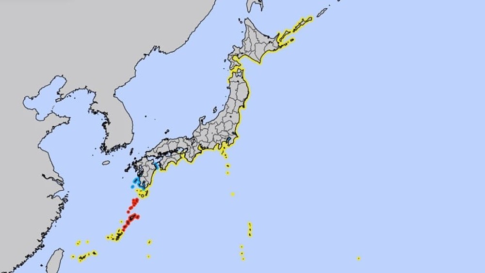Cảnh báo sóng thần (màu đỏ) được ban hành cho các khu vực xung quanh đảo Amami phía nam Nhật Bản và chuỗi đảo Tokara ở tỉnh Kagoshima. Khuyến cáo (màu vàng) được ban hành cho các khu vực ven biển. Ảnh: Cơ quan Khí tượng Nhật Bản.
