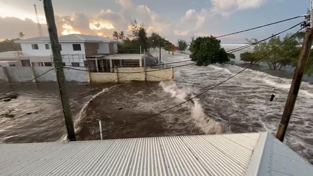 Sóng thần tràn vào vùng ven biển trên đảo chính Tongatapu của Tonga ngày 15/1. Ảnh: Twitter Fakailoatonga Taumoefolau.