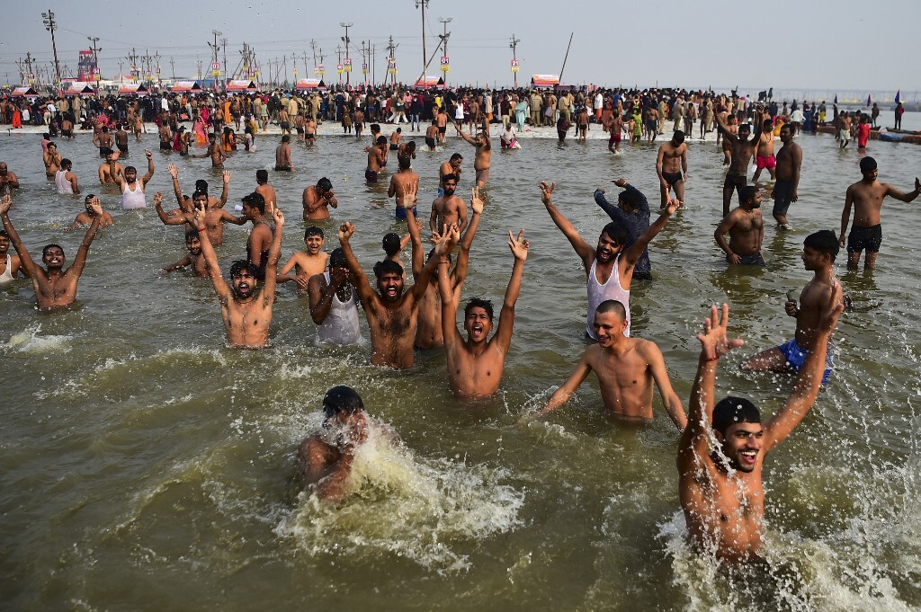 Người theo đạo Hindu tắm trên sông Hằng đoạn chảy qua thành phố Allahabad, bang Uttar Pradesh, Ấn Độ hôm 14/1. Ảnh: AFP.