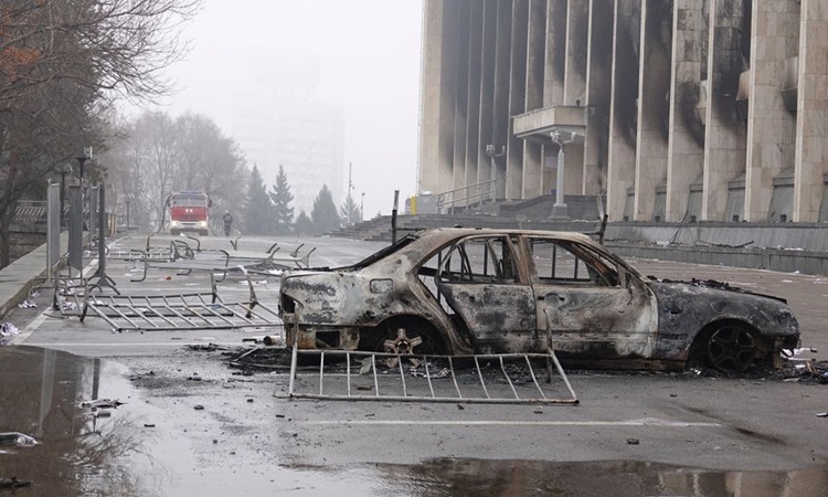 Một chiếc ô tô bị đốt cháy sau các cuộc biểu tình bên ngoài trụ sở chính quyền thành phố Almaty, Kazakhstan, ngày 7/1. Ảnh: Reuters.