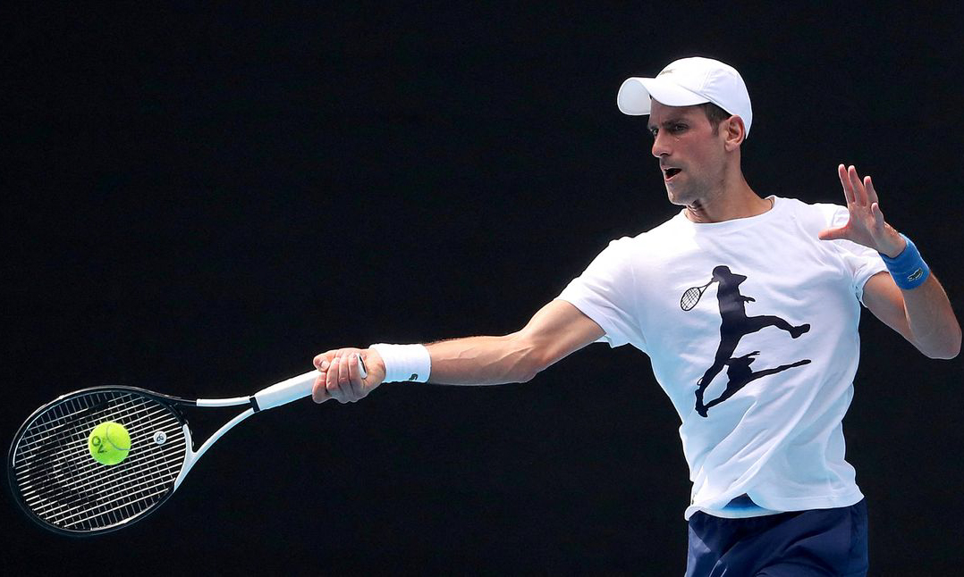 Tay vợt Novak Djokovic tập luyện tại sân Rod Laver Arena ở Melbourne, Australia hôm 11/1. Ảnh: Reuters.