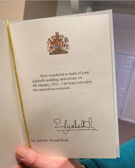 Thư chúc mừng của Nữ hoàng Elizabeth gửi vợ chồng ông Ron. Ảnh: EXTRACARE / SWNS