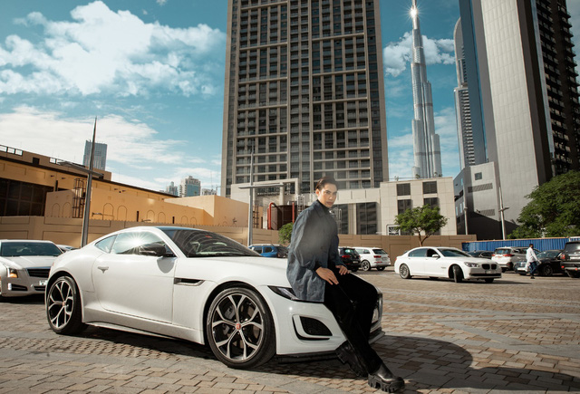Lý Quí Khánh tạo dáng đầy thu hút bên Jaguar F-TYPE tại Dubai - Ảnh 3.
