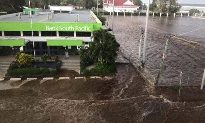 Sóng thần ập vào đảo chính Tongatapu của Tonga ngày 15/1. Ảnh:Twitter/Josephine Latu-Sanft.