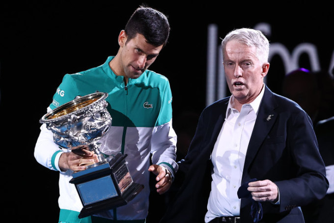 Ông Tiley (phải) và Djokovic trong lễ trao cup vô địch Australia Mở rộng năm ngoái. Ảnh: AP