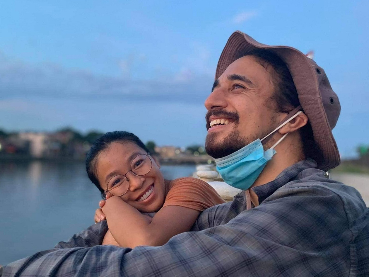 Vợ chồng Jonathan và Thanh Vân bên bờ sông Thu Bồn, Hội An, cuối năm 2021. Ảnh: Vân Nguyễn