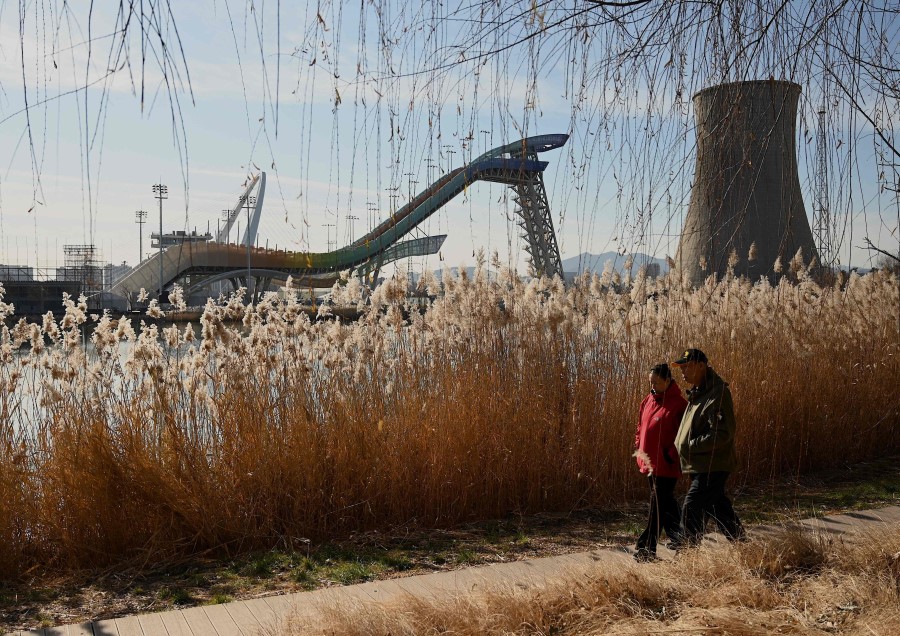 Một cặp người cao tuổi đi bộ tại Công viên Shougang ở Bắc Kinh tháng 12/2021. Ảnh: Thinkchina