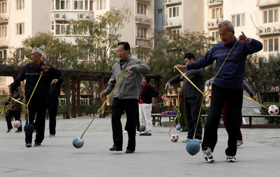 Những người về hưu tham gia một hoạt động thể cộng đồng ở trung tâm Bắc Kinh, tháng 10/2013. Ảnh: Thinkchina