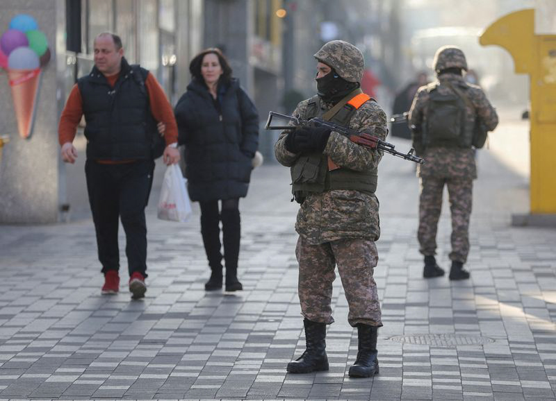 Lính Kazakhstan tuần tra trên con phố ở Almaty hôm 12/1. Ảnh: Reuters.