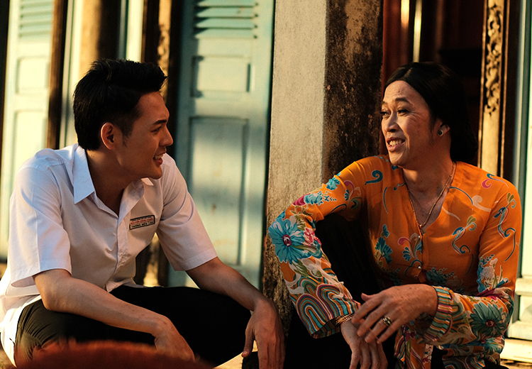 Tạo hình của Hoài Linh (phải) trong phim điện ảnh tái xuất sau bốn năm. Ảnh: CGV