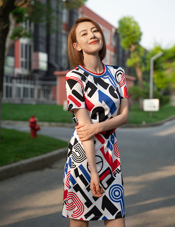 Theo Ifeng, Cao Viên Viên được nhiều người Trung Quốc yêu thích nhờ khí chất thanh thoát, nhờ vậy đắt show quảng cáo. Cô nổi tiếng với các phim truyền hình Đơn thân nam nữ, Ỷ Thiên Đồ Long Ký (vai Chu Chỉ Nhược), Mình kết hôn nhé...