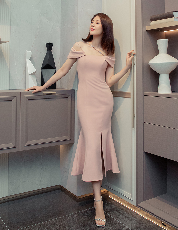 Nữ diễn viên tôn dáng gái một con với thiết kế ôm sát, tạo điểm nhấn ở phần cổ và chân váy.