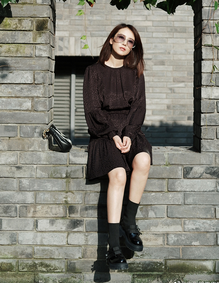 Sau khi sinh con gái với tài tử Triệu Hựu Đình năm 2019, Cao Viên Viên bị một số khán giả chê già, xuống sắc. Trên QQ, cô không phủ nhận điều này: Tôi chăm sóc da kỹ nhưng dù cố gắng thế nào, tôi vẫn già đi. Tôi hiểu hơn người khác ngoại hình mình thay đổi như thế nào.