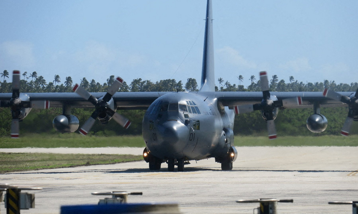 Vận tải cơ C-130 New Zealand mang hàng cứu trợ đến Tonga hôm 20/1. Ảnh: Reuters.