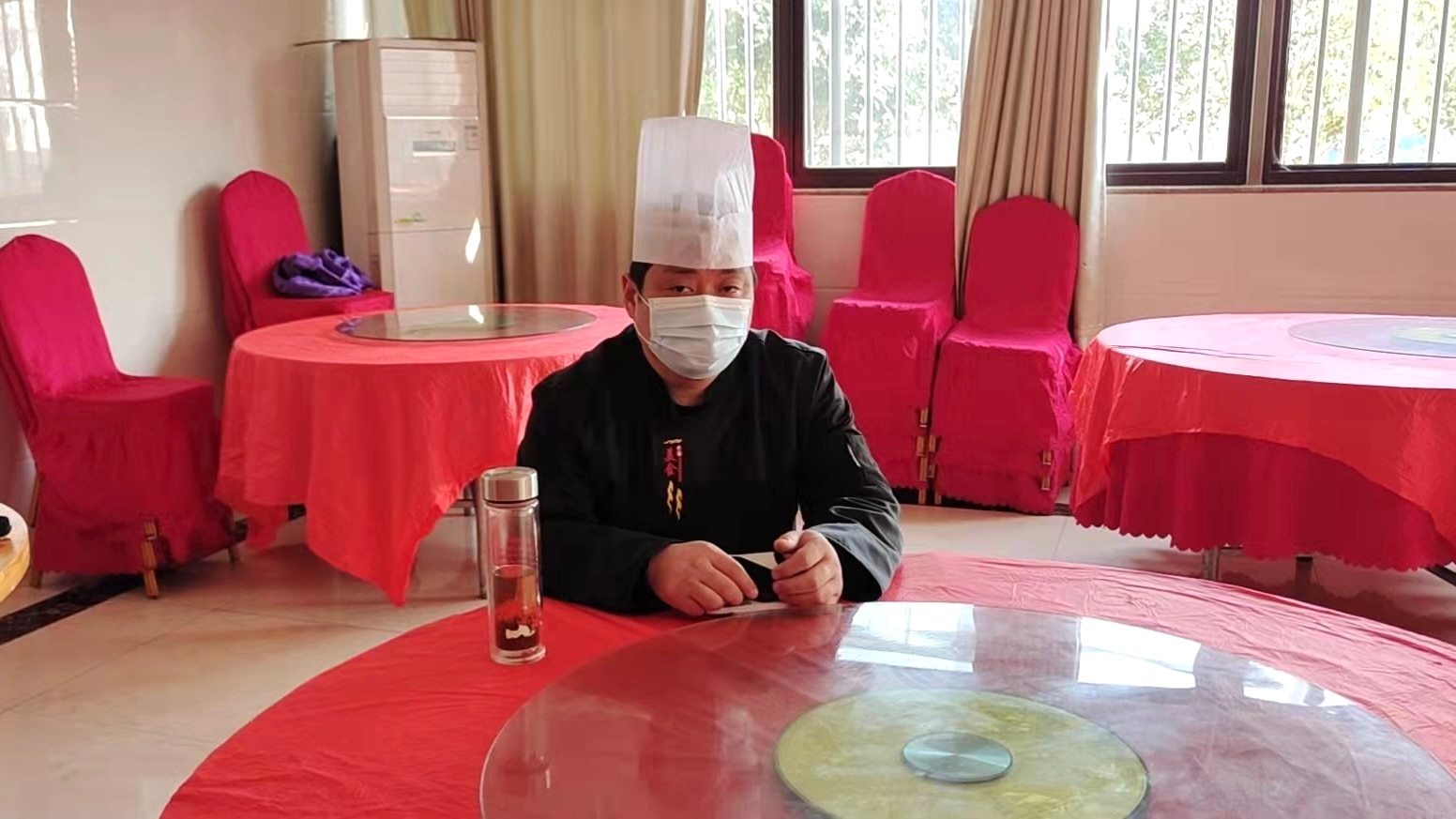Wanru Zhang, đầu bếp tại thành phố Hợp Phì thuộc tỉnh An Huy, cho biết anh không về quê trong Tết. Ảnh: ABC.