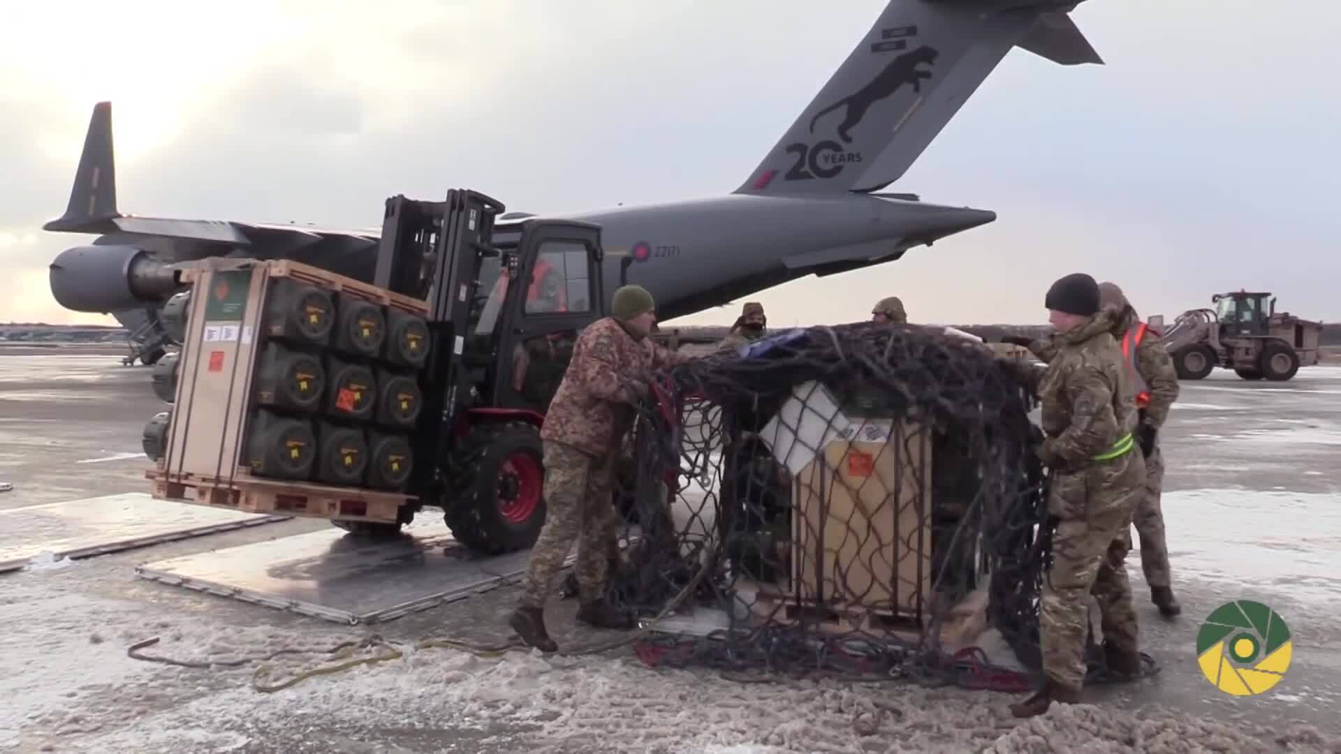 Vận tải cơ Anh né không phận Đức, chuyển vũ khí cho Ukraine
